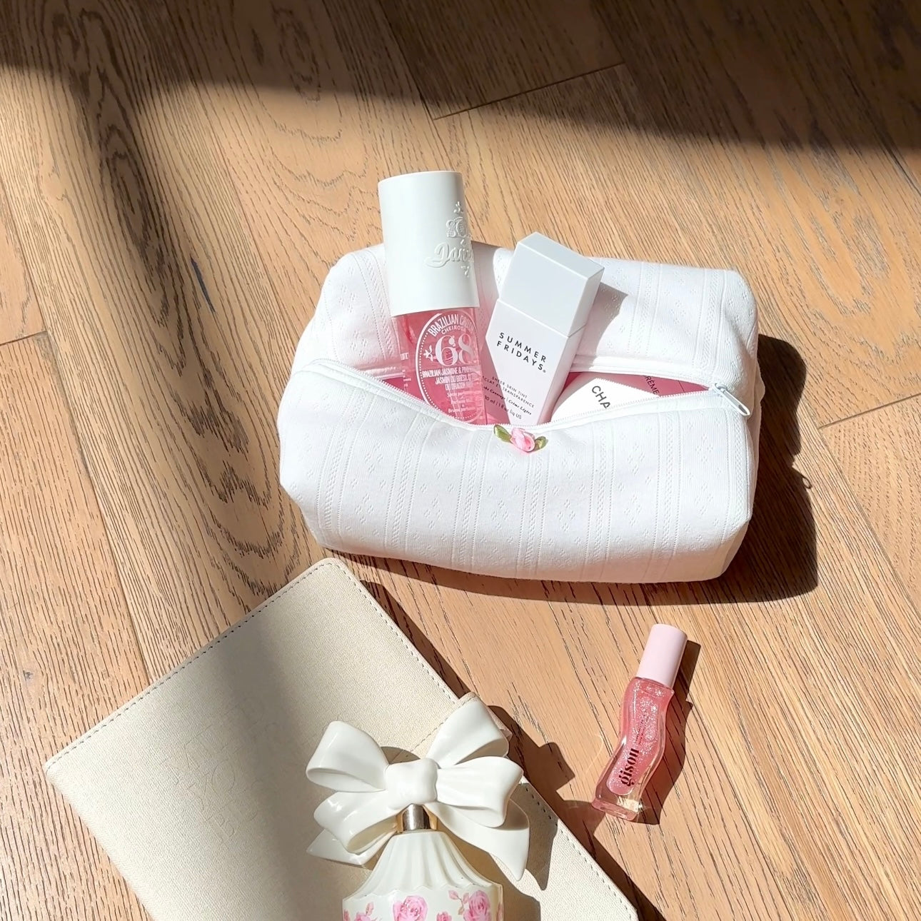 WHITE LACE KNIT MAKEUP BAG