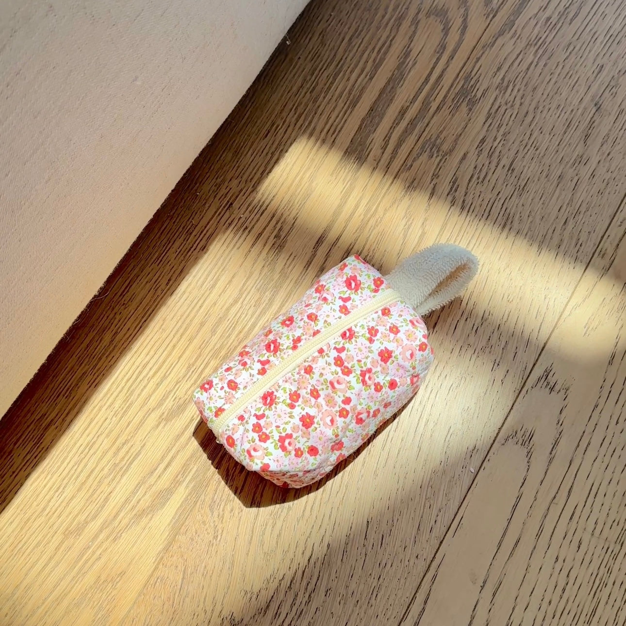 RED FLORAL MINI KEYCHAIN BAG