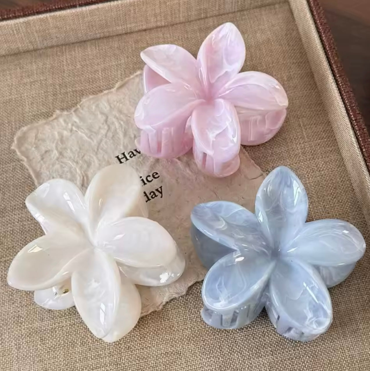 MARBLE LILY HAIR CLIP