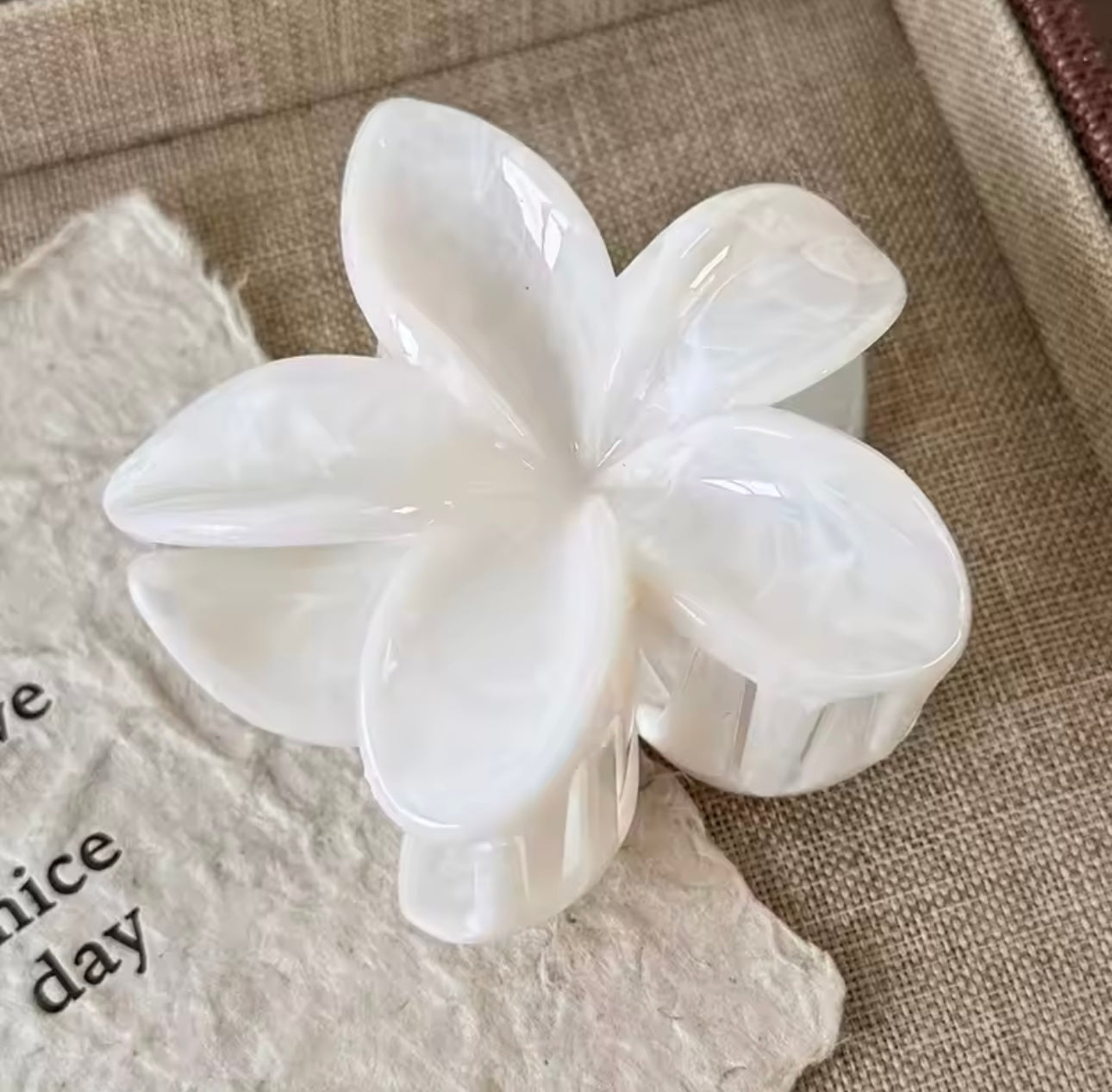 MARBLE LILY HAIR CLIP