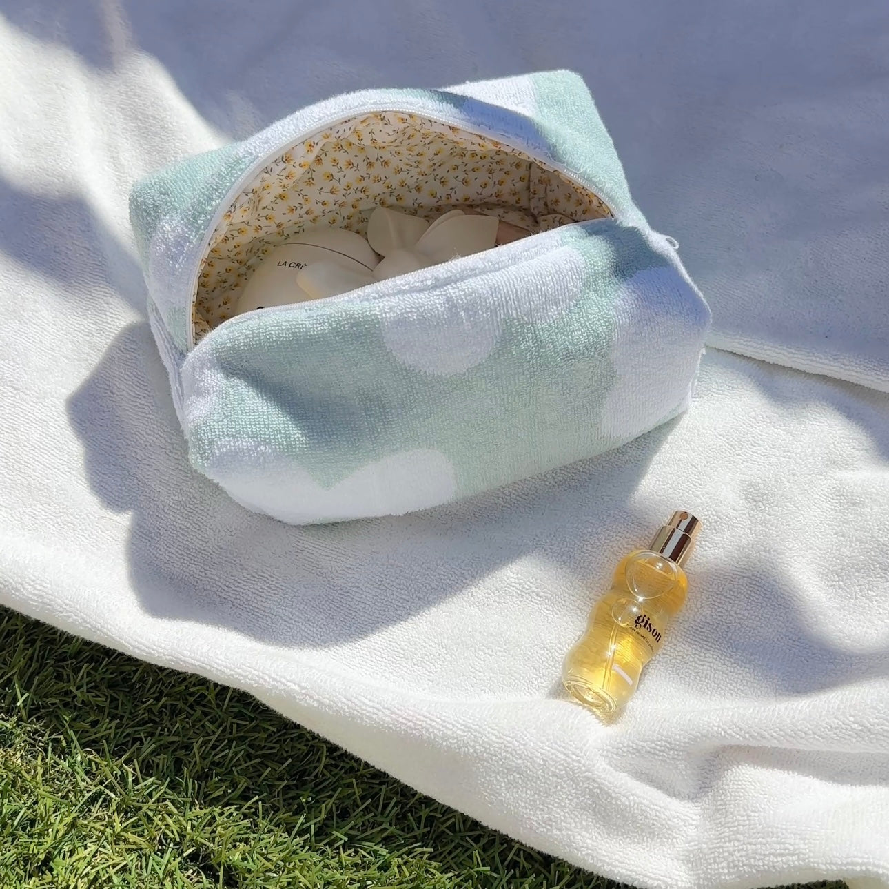 VINTAGE SAGE DAISIES MAKEUP BAG