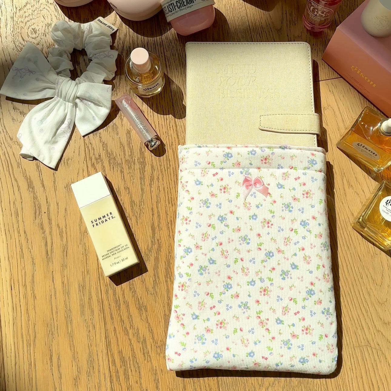 VINTAGE WHITE FLORAL KINDLE BOOKSLEEVE