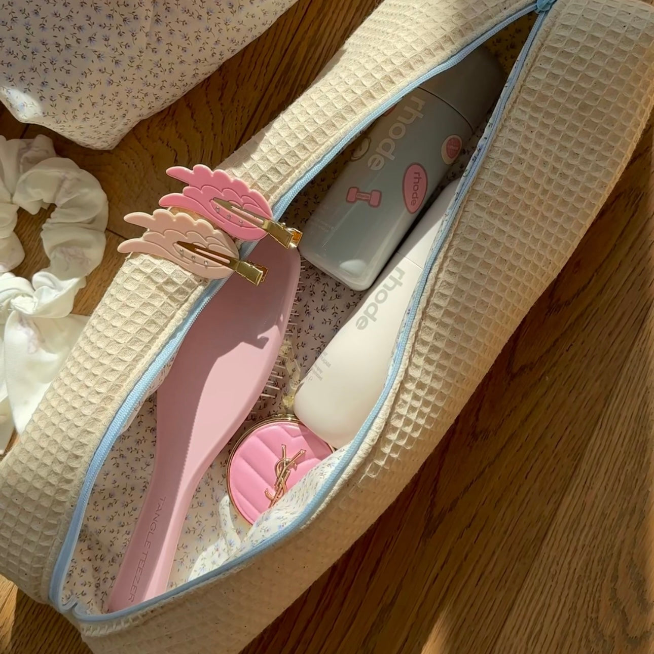 BEIGE WAFFLE KNIT BLUE FLORAL HAIRTOOL DYSON BAG