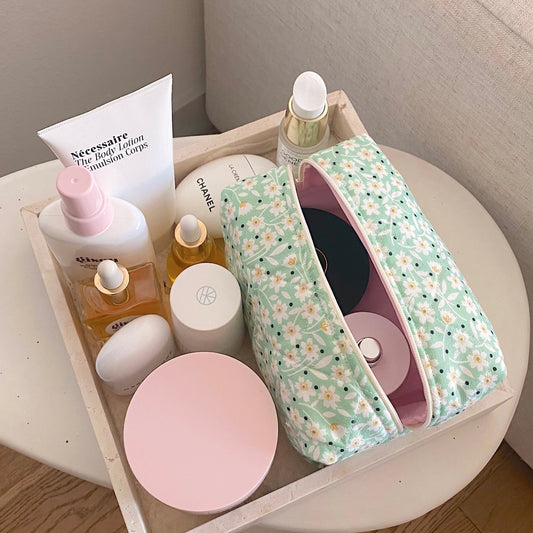 LIGHT GREEN MAKEUP BAG