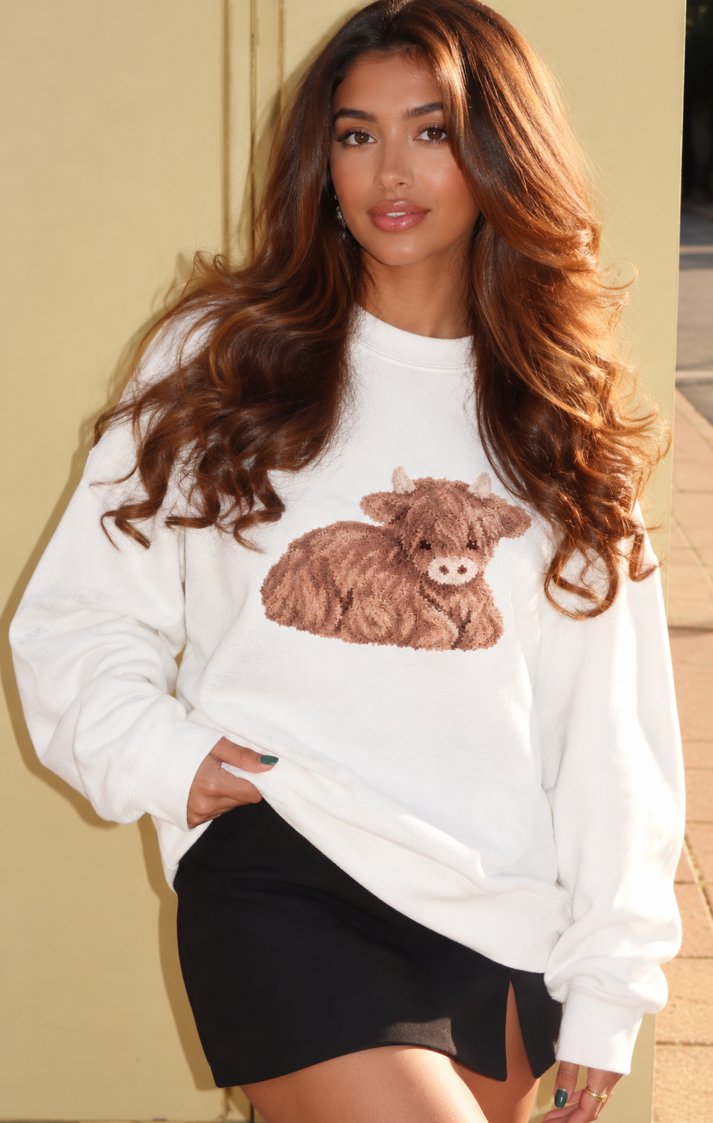 THE HIGHLAND COW WHITE CREWNECK SWEATSHIRT