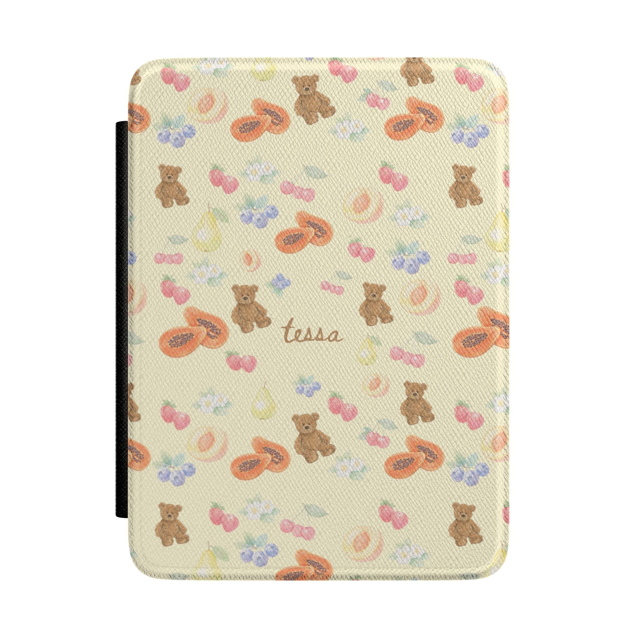 Personalized Kindle hardcover case, beige bear-and-heart pattern, name 'tessa'