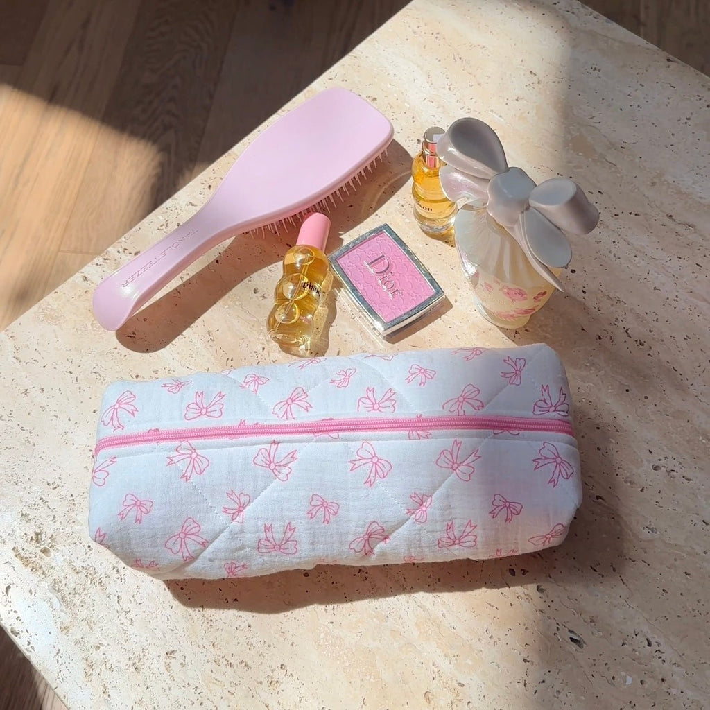 Long white pouch with pink bow print and pink zipper