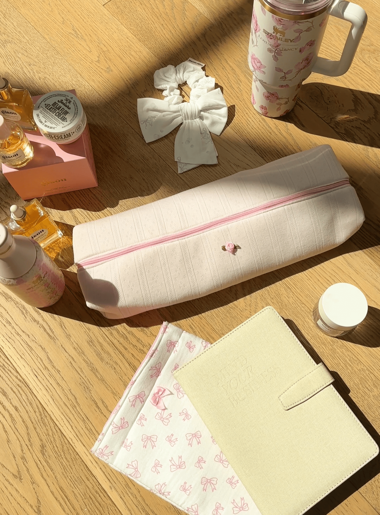 White lace-knit jacquard pencil pouch with pink zipper trim and small heart button