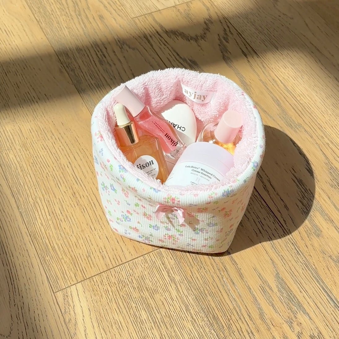 Single white floral organizer tub with pink bow, open top for toiletries storage