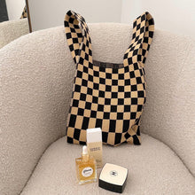 Load image into Gallery viewer, TOTEBAG KNIT BROWN &amp; BLACK GINGHAM
