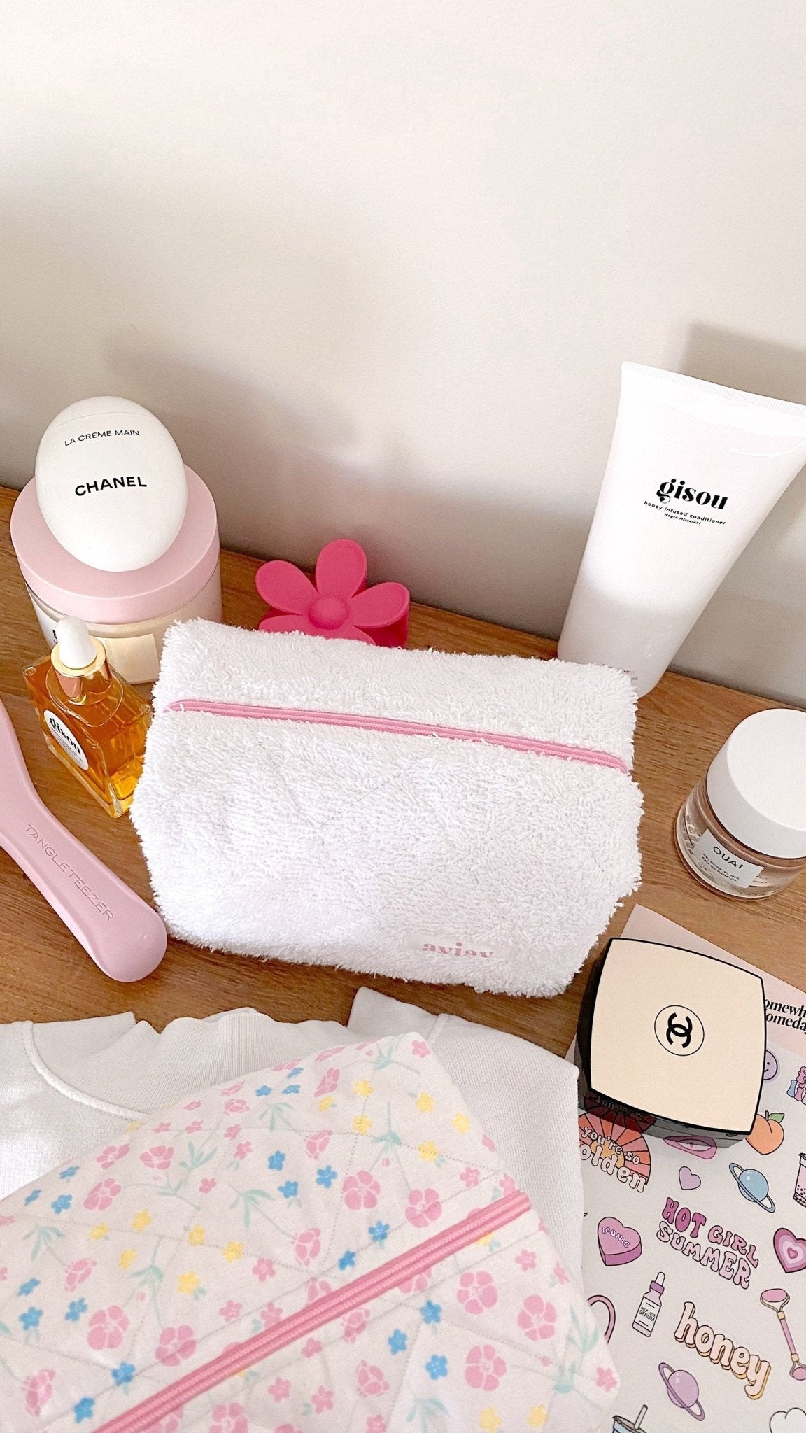 White terrycloth pouch with pink zipper, pink gingham inner edge